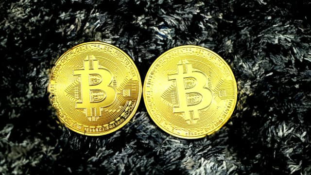 Bitcoin Hits $74.4K Six-Week High Amid Analyst Upside Calls