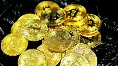 Bitcoin ETFs Shed $290M as Risk-Off Bites