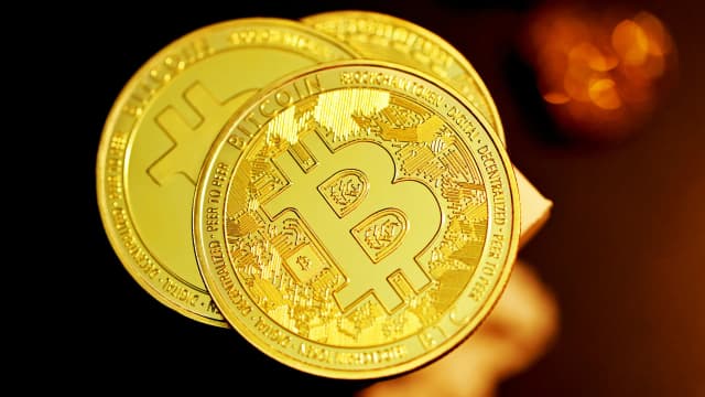 Watch XRP, Plasma, DOGE as Bitcoin Idles Near $75K