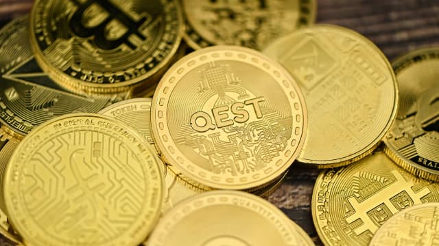 Russell 2000 Hits Record High, But Altcoin Season Signal Just Broke