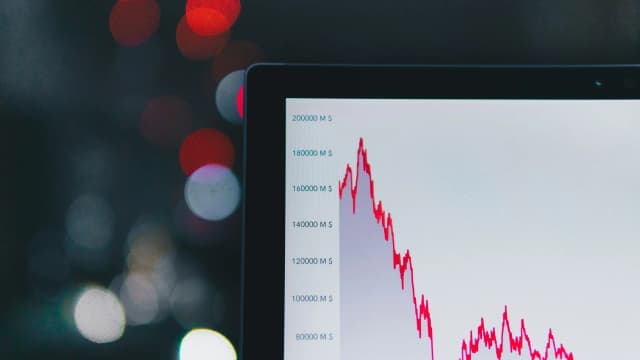 Naira Slides to N1,353 at NAFEX as Reserves Drop and Hormuz Shock Hits Markets
