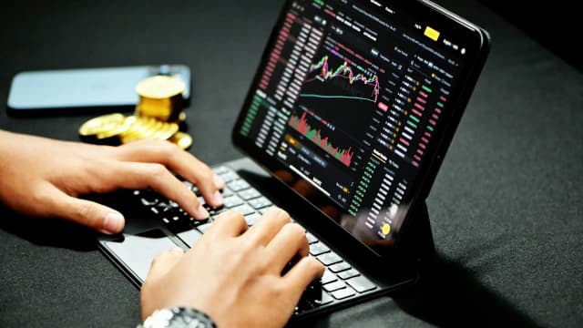 Dogecoin Price Forecast: Whales Pile In But Trendline Blocks DOGE Recovery